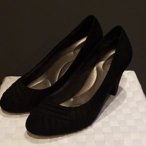 Abella cushioned pumps